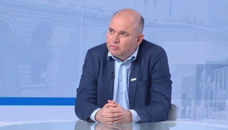 Владислав Панев посочи, че от ПП-ДБ си дават сметка, че промените в Конституцията са именно техни