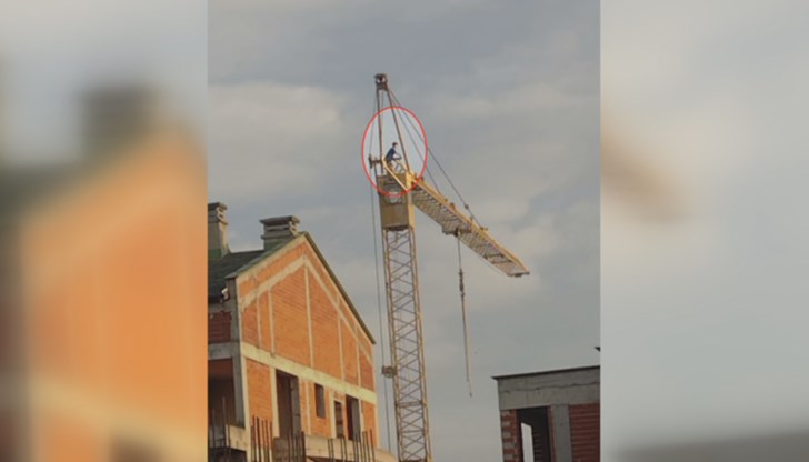 За това сигнализират хората в района, които са успели да заснемат опасната случка