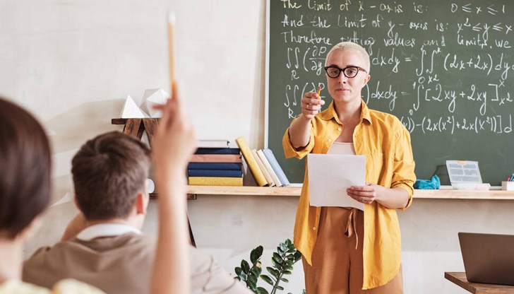 Често учителите са подложени на бърнаут, затова и „високите“, според анализатори, възнаграждения не са привличащи