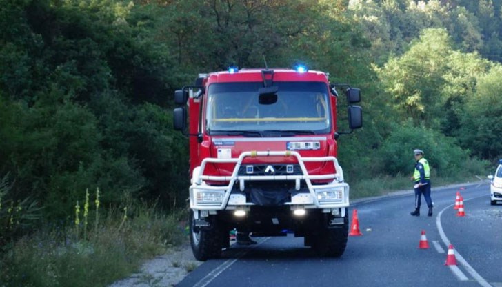 Служители на пожарната във Ветово са обезопасили лекия автомобил