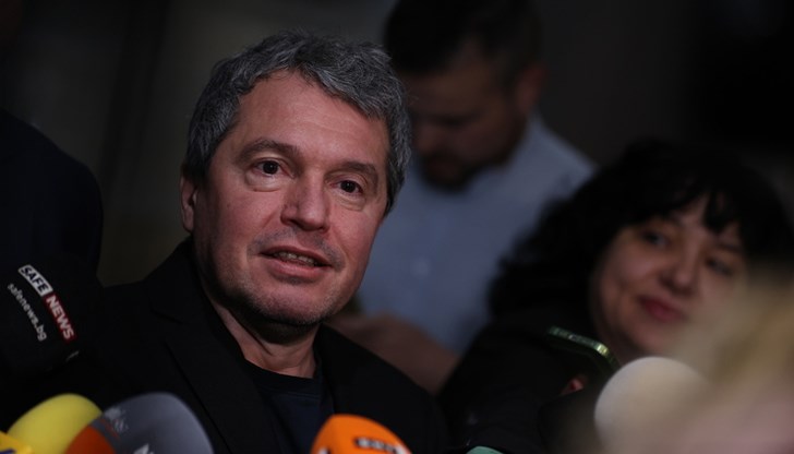 Бойко Борисов, Кирил Петков и Лена Бориславова са някаква странна суинг компания