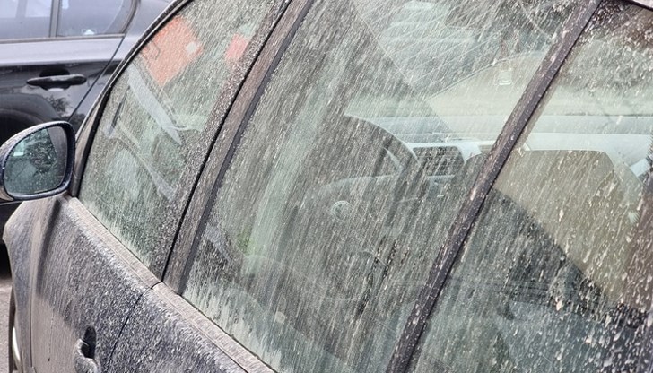 Кафяви капки и кал покриват автомобилите в Букурещ