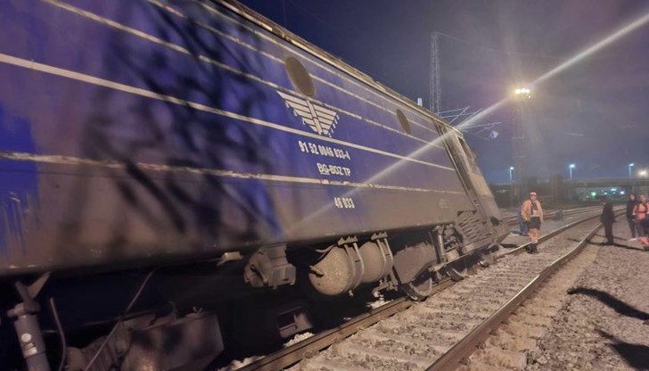 Локомотивът е излязъл от релсите при маневра с открити вагони