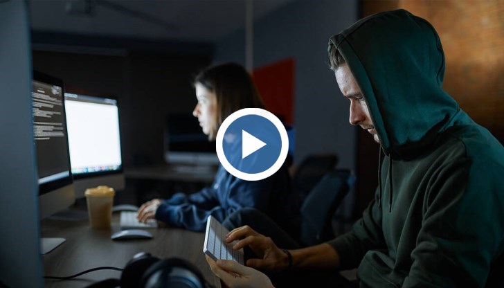 Измамници първо раздават пари, за да могат да спечелят доверието на жертвите