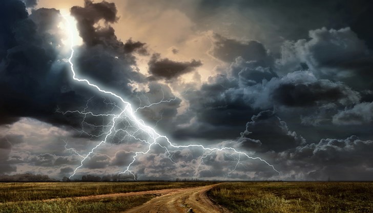 За 12 области утре е обявен жълт код за интензивни валежи и гръмотевични бури За 12 области утре е обявен жълт код за интензивни валежи и гръмотевични бури