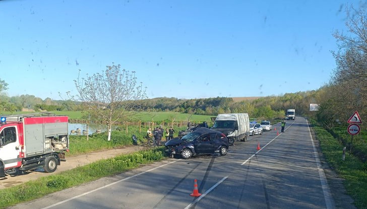 При челен удар между две коли е загинал единият шофьор При челен удар между две коли е загинал единият шофьор