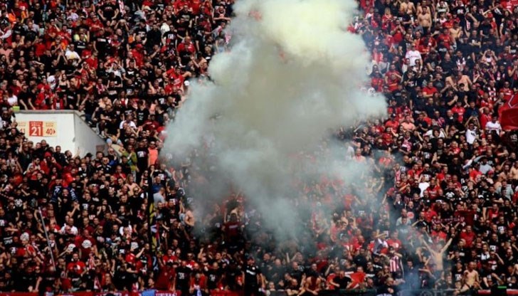 Обстрел с ракети, стюарди се сбиха със запалянковци по време на вечното дерби Обстрел с ракети, стюарди се сбиха със запалянковци по време на вечното дерби