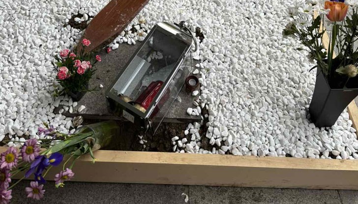 Кръстът е изваден от гроба и част от него е счупена, както и част от мрамора