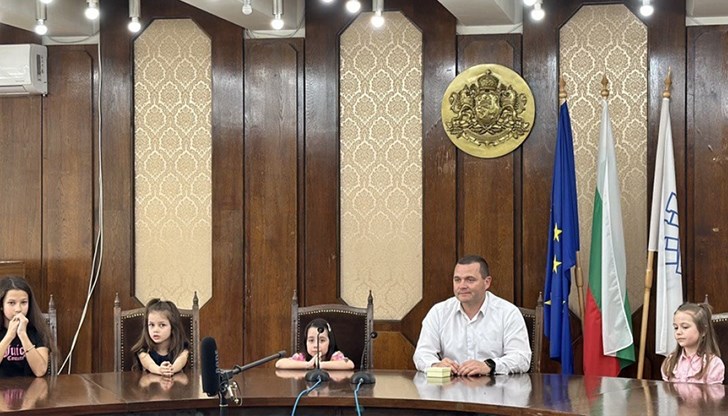 Лентата е посветена на скулптора на Паметника на свободата