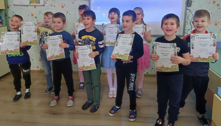 Децата получиха грамоти и подаръци