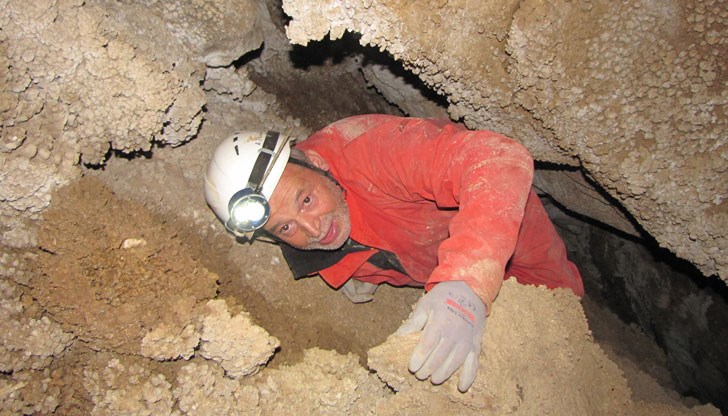 „Половин век под земята“ е увлекателен разказ за пътя на автора от пещерняк-любител до професионалист със съществен принос към българската спелеология