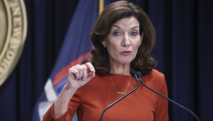 "Всички трябва да продължат да приемат ситуацията сериозно – може да има вторични трусове“, предупреди Кати Хочул "Всички трябва да продължат да приемат ситуацията сериозно – може да има вторични трусове“, предупреди Кати Хочул