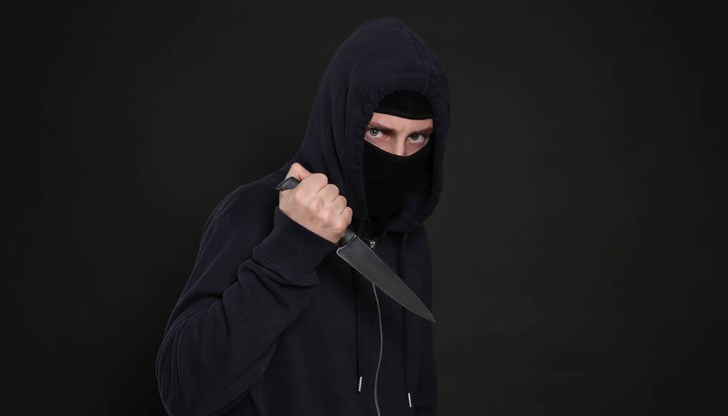 Жертвата е 79-годишен мъж с порезна рана