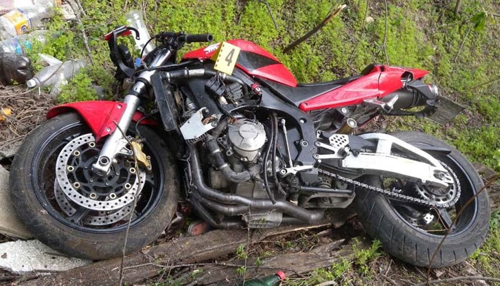 Мотористът се е блъснал в дърво и е навлязъл в земеделска нива