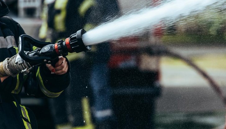 Треви се запалиха на няколко десетки декара площ