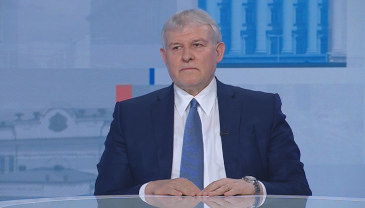Румен Христов каза още, че няма надпреварване кой ще раздаде повече пари
