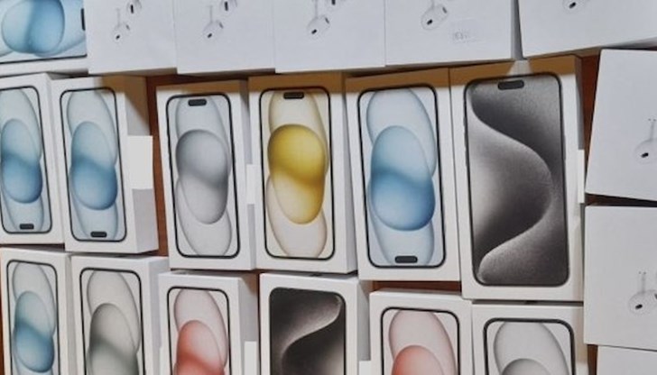 Столични полицаи спипаха 36-годишната жена с куфар с 13 телефона в него Столични полицаи спипаха 36-годишната жена с куфар с 13 телефона в него