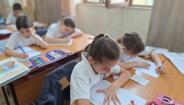 Учениците от I и II клас имаха за цел да изпишат текста на всеучилищния химн по възможно най-красивия начин