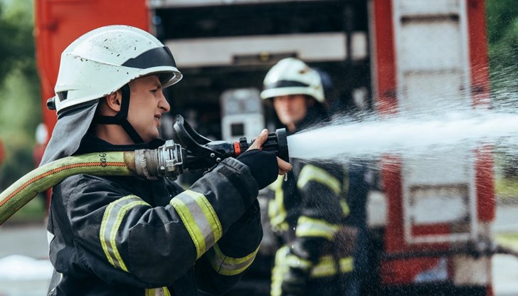 На място са изпратени четири противопожарни автомобила и линейка На място са изпратени четири противопожарни автомобила и линейка