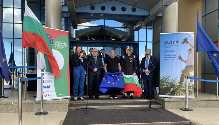 Заместник-министърът на транспорта и съобщенията присъства на символичен полет в чест на приемането ни в Шенген