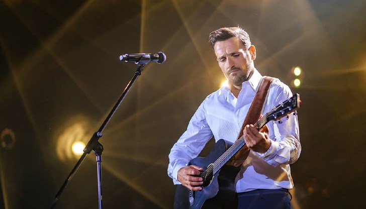 Причината за спешната хоспитализация на гръцкия певец е хранително отравяне