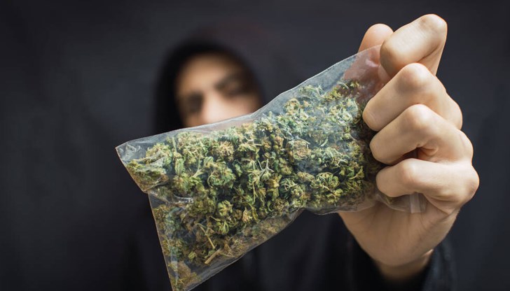 Служители на РУ – Ветово разследват 19-годишен мъж за притежание на наркотици