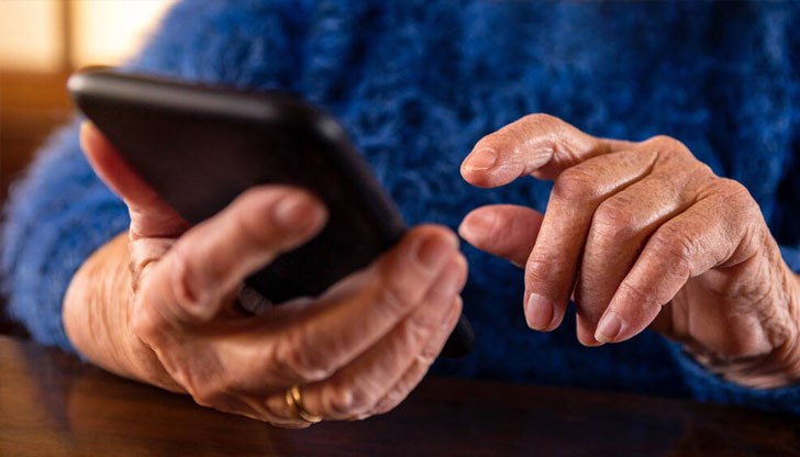 Единият мъж е "ужилил" възрастна жена с 13 000 лева Единият мъж е "ужилил" възрастна жена с 13 000 лева