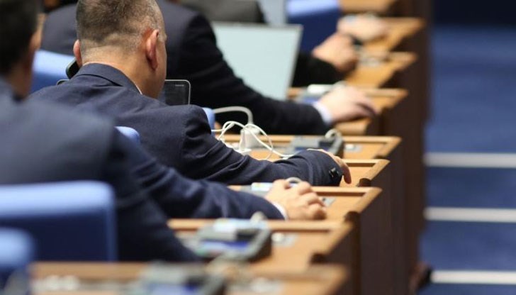 Преди промените в Конституцията депутатите се разпускаха с предаването на властта Преди промените в Конституцията депутатите се разпускаха с предаването на властта