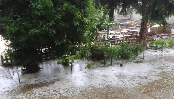 Ледените зърна са били с големината около 1 см