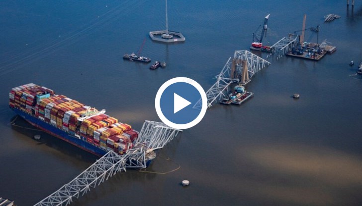 В момента корабът е заклещен, а част от моста е паднала върху него