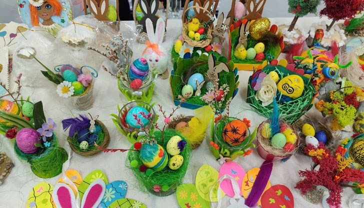 Благотворителният щанд е разположен във фоайето на Регионална библиотека "Любен Каравелов"