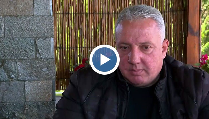 Поставя му ултиматум да живее с нея, за да му бъде баща