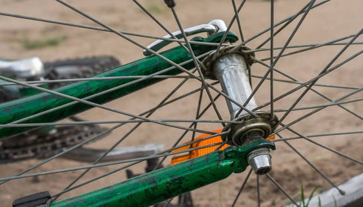 Мъжът е паднал и си е ударил главата в бордюр