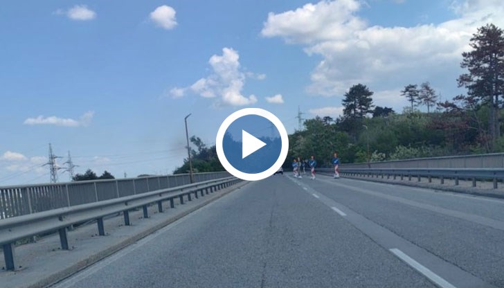 Мястото е сигнализирано и оградено със знаци, които указват стеснения участък