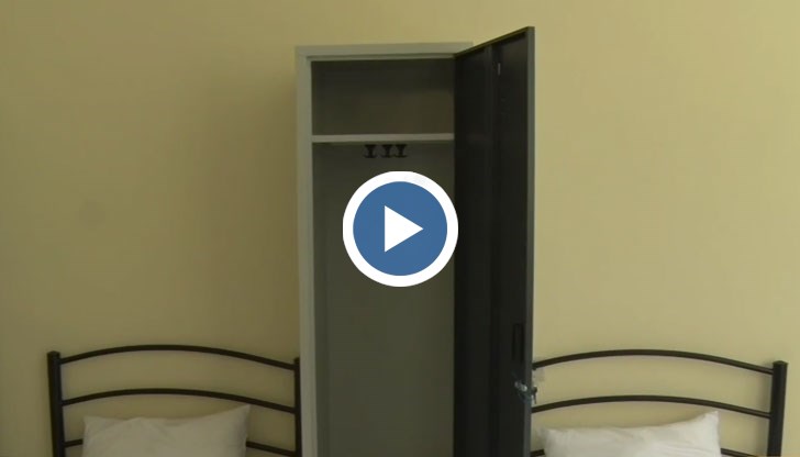 На прозорците няма решетки, до всяко легло има разклонител за включване на кабелна телевизия