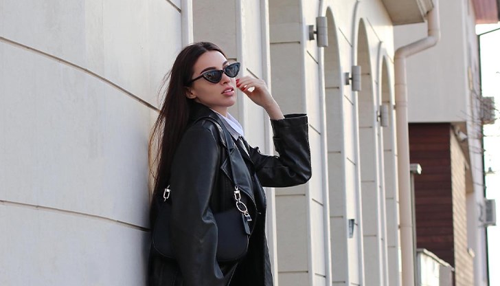 26-годишната Елвира Йорданова учи право, в свободното си време кара такси