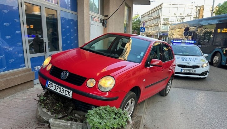 Бетонни саксии с цветя са спасили витрината на офиса