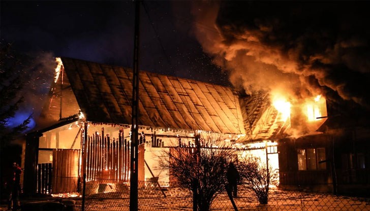 Тялото на 59-годишната жена е открито от огнеборците след като загасили пожара в къщата ѝ