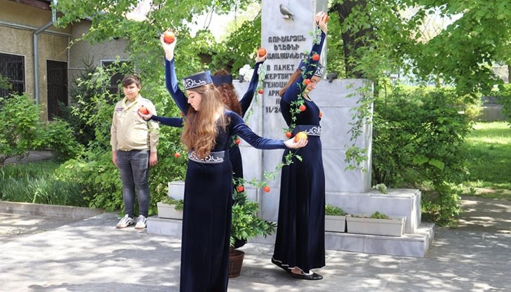 В двора на арменската църква „Сурп Аствадзадзин“ ще се състои възпоменателна церемония с полагане на венци и цветя
