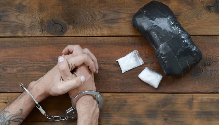 У тях са открити над 300 грама марихуана и близо килограм синтетична дрога