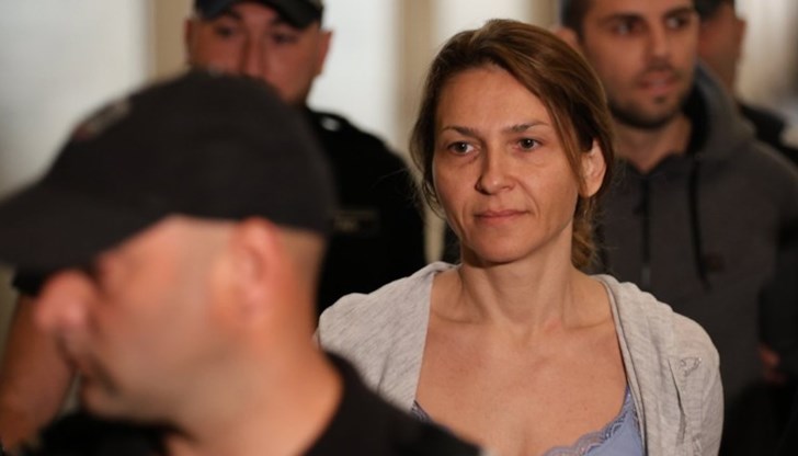 Бившият директор на Агенция "Митници" била командировала 18 души на различни позиции, някои от които са били повишавани, обясни адвокатът ѝ