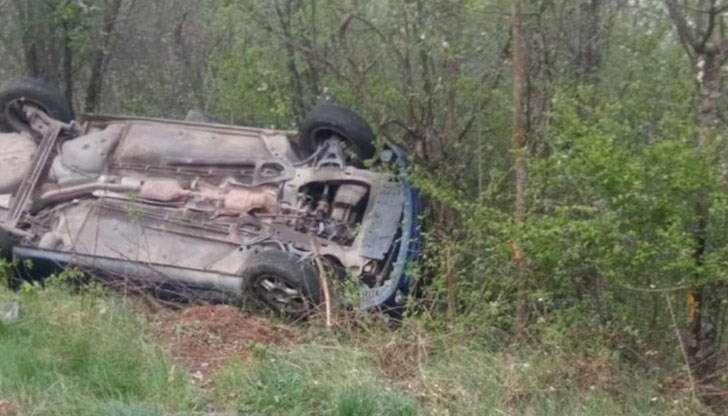Автомобилът му се е преобърнал по таван в крайпътните храсти