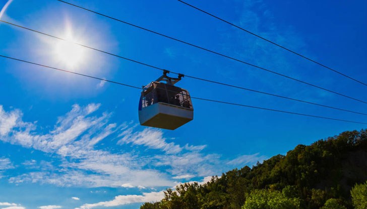 Един от носещите елементи се е откъснал и се е ударил в кабината, в резултат на което подът е бил избит