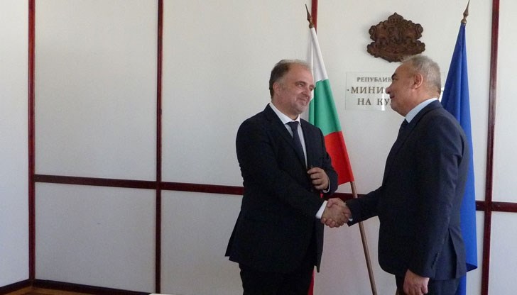 Кръстю Кръстев сдаде поста на служебния министър в кабинета "Главчев" Кръстю Кръстев сдаде поста на служебния министър в кабинета "Главчев"