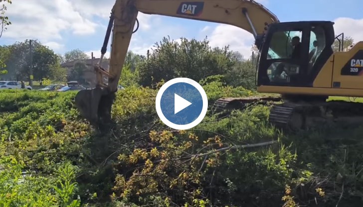 В същото време се почиства и дерето на Русенски Лом