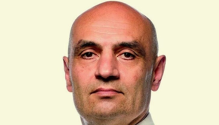 Той е завършил НАТФИЗ "Кр. Сарафов" със специалност "Режисура за драматичен театър" в класа на проф. Сашо Стоянов през 1988 година