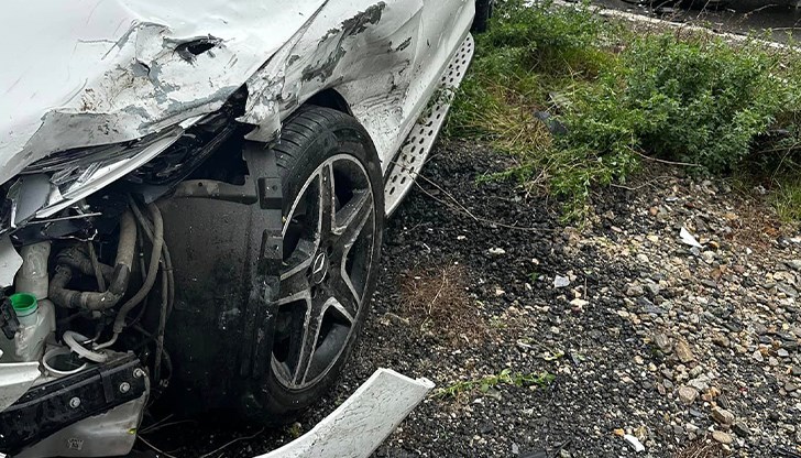 Бус се врязал в автомобила на певицата