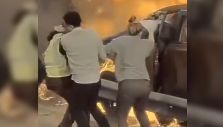 Автомобилът се запалил след удар в осветителен стълб Автомобилът се запалил след удар в осветителен стълб