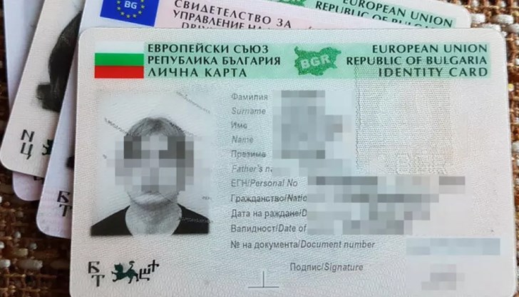 Документите са открити при разбиването на мрежа за трафик на мигранти в Гърция Документите са открити при разбиването на мрежа за трафик на мигранти в Гърция