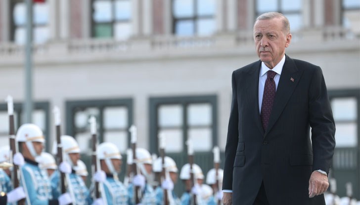 Срещата се провежда при закрити врата в президентската резиденция в двореца "Долмабахче" Срещата се провежда при закрити врата в президентската резиденция в двореца "Долмабахче"